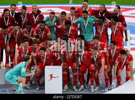 Bayern, München: 08. Mai 2022, Fußball: Bundesliga, Bayern München - VfB Stuttgart, Spieltag 33. in der Allianz Arena. Die Münchner feiern mit der Meisterschaftsprophäe. Foto: Sven Hoppe/dpa - WICHTIGER HINWEIS: Gemäß den Anforderungen der DFL Deutsche Fußball Liga und des DFB Deutscher Fußball-Bund ist es untersagt, im Stadion und/oder vom Spiel aufgenommene Fotos in Form von Sequenzbildern und/oder videoähnlichen Fotoserien zu verwenden oder zu verwenden. Stockfoto