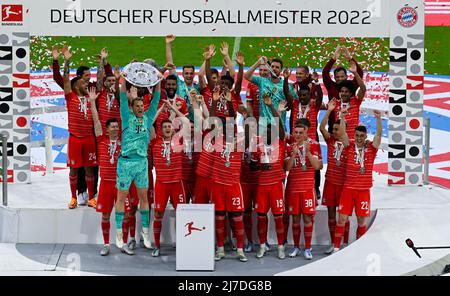 Bayern, München: 08. Mai 2022, Fußball: Bundesliga, Bayern München - VfB Stuttgart, Spieltag 33. in der Allianz Arena. Die Münchner feiern mit der Meisterschaftsprophäe. Foto: Sven Hoppe/dpa - WICHTIGER HINWEIS: Gemäß den Anforderungen der DFL Deutsche Fußball Liga und des DFB Deutscher Fußball-Bund ist es untersagt, im Stadion und/oder vom Spiel aufgenommene Fotos in Form von Sequenzbildern und/oder videoähnlichen Fotoserien zu verwenden oder zu verwenden. Stockfoto