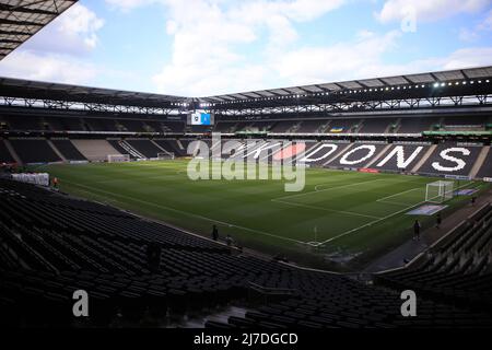 Eine allgemeine Ansicht des Stadions MK-Heimspielstätte von MK Dons vor dem Spiel.EFL Skybet Football League ein Spiel aus dem Halbfinale 2.-Bein-Spiel, MK Dons / Wycombe Wanderers im Stadium MK in Milton Keynes am Sonntag, 8.. Mai 2022. Dieses Bild darf nur für redaktionelle Zwecke verwendet werden. Nur zur redaktionellen Verwendung, Lizenz für kommerzielle Nutzung erforderlich. Keine Verwendung bei Wetten, Spielen oder Veröffentlichungen in einem Club/einer Liga/einem Spieler. Bild von Steffan Bowen/Andrew Orchard Sports Photography/Alamy Live News Stockfoto