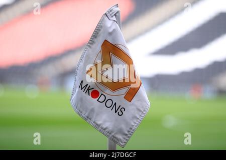 MK Dons FC-Eckflagge. EFL Skybet Football League One Play off semi final 2. leg match, MK Dons gegen Wycombe Wanderers im Stadium MK in Milton Keynes am Sonntag, 8.. Mai 2022. Dieses Bild darf nur für redaktionelle Zwecke verwendet werden. Nur zur redaktionellen Verwendung, Lizenz für kommerzielle Nutzung erforderlich. Keine Verwendung bei Wetten, Spielen oder Veröffentlichungen in einem Club/einer Liga/einem Spieler. Bild von Steffan Bowen/Andrew Orchard Sports Photography/Alamy Live News Stockfoto