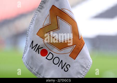 MK Dons FC-Eckflagge. EFL Skybet Football League One Play off semi final 2. leg match, MK Dons gegen Wycombe Wanderers im Stadium MK in Milton Keynes am Sonntag, 8.. Mai 2022. Dieses Bild darf nur für redaktionelle Zwecke verwendet werden. Nur zur redaktionellen Verwendung, Lizenz für kommerzielle Nutzung erforderlich. Keine Verwendung bei Wetten, Spielen oder Veröffentlichungen in einem Club/einer Liga/einem Spieler. Bild von Steffan Bowen/Andrew Orchard Sports Photography/Alamy Live News Stockfoto