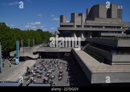 London, Großbritannien. 8. Mai 2022. Das National Theatre, Southbank, an einem klaren, sonnigen Tag. Kredit: Vuk Valcic/Alamy Live Nachrichten Stockfoto