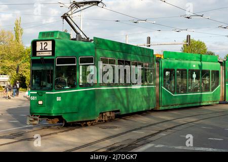 Single Be 4/6 S Schindler/Siemens oder Schindler Wagon AG Be 4/6 grüne Straßenbahn oder Green Cucumber auf leerer Straße ohne Autos in der Innenstadt von Sofia Bulgarien Stockfoto