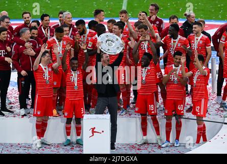 Bayern, München: 08. Mai 2022, Fußball: Bundesliga, Bayern München - VfB Stuttgart, Spieltag 33. in der Allianz Arena. Trainer Julian Nagelsmann aus München und die Spieler aus München feiern mit der Meisterschaftsprophäe. Foto: Sven Hoppe/dpa - WICHTIGER HINWEIS: Gemäß den Anforderungen der DFL Deutsche Fußball Liga und des DFB Deutscher Fußball-Bund ist es untersagt, im Stadion und/oder vom Spiel aufgenommene Fotos in Form von Sequenzbildern und/oder videoähnlichen Fotoserien zu verwenden oder zu verwenden. Stockfoto