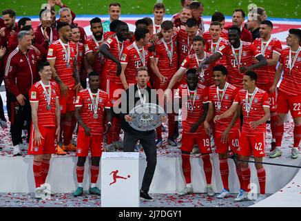 Bayern, München: 08. Mai 2022, Fußball: Bundesliga, Bayern München - VfB Stuttgart, Spieltag 33. in der Allianz Arena. Trainer Julian Nagelsmann aus München und die Spieler aus München feiern mit der Meisterschaftsprophäe. Foto: Sven Hoppe/dpa - WICHTIGER HINWEIS: Gemäß den Anforderungen der DFL Deutsche Fußball Liga und des DFB Deutscher Fußball-Bund ist es untersagt, im Stadion und/oder vom Spiel aufgenommene Fotos in Form von Sequenzbildern und/oder videoähnlichen Fotoserien zu verwenden oder zu verwenden. Stockfoto
