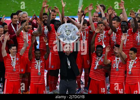 Bayern, München: 08. Mai 2022, Fußball: Bundesliga, Bayern München - VfB Stuttgart, Spieltag 33. in der Allianz Arena. Trainer Julian Nagelsmann aus München und die Spieler aus München feiern mit der Meisterschaftsprophäe. Foto: Sven Hoppe/dpa - WICHTIGER HINWEIS: Gemäß den Anforderungen der DFL Deutsche Fußball Liga und des DFB Deutscher Fußball-Bund ist es untersagt, im Stadion und/oder vom Spiel aufgenommene Fotos in Form von Sequenzbildern und/oder videoähnlichen Fotoserien zu verwenden oder zu verwenden. Stockfoto