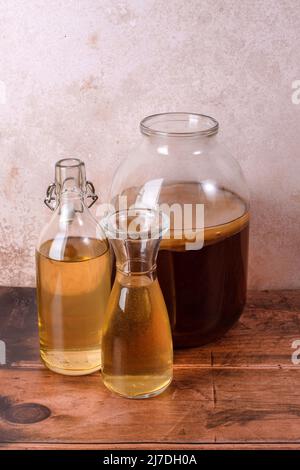 Teepilz in Gläsern auf Holzhintergrund. Kombucha wird vorbereitet. Stockfoto