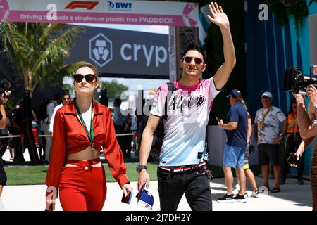 #31 Esteban Ocon (FRA, Alpine F1 Team) und seine Freundin Elena Berri, F1 Grand Prix von Miami auf dem Miami International Autodrome am 8. Mai 2022 in Miami, USA. (Foto mit ZWEI HOHEN Bildern) Stockfoto