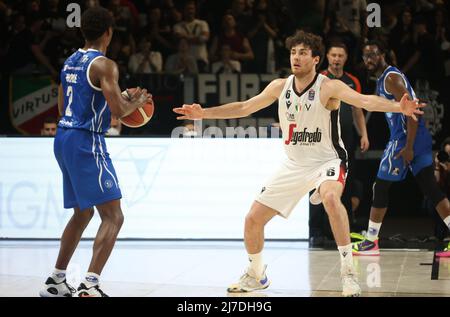 Bologna, Italien, 08. Mai 2022, Alessandro Pajola (Segafredo Virtus Bologna) (R) vereitelt von Lee Moore (Pallacanestro Germani Brescia) während der Serie A1 italienischen LBA Basketball-Meisterschaft Spiel Segafredo Virtus Bologna gegen. Pallacanestro Germani Brescia in der Segafredo Arena - Bologna, 08. Mai 2022 - Foto: Michele Nucci Stockfoto