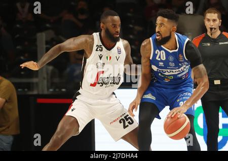 Bologna, Italien, 08. Mai 2022 - Michael Cobbins (Pallacanestro Germani Brescia) (R) wurde von Jakarr Sampson (Segafredo Virtus Bologna) während des italienischen Basketballturnierspiels Segafredo Virtus Bologna im Jahr A1 gegen Segafredo Virtus Bologna vereitelt. Pallacanestro Germani Brescia in der Segafredo Arena - Bologna, 08. Mai 2022 - Foto: Michele Nucci Stockfoto