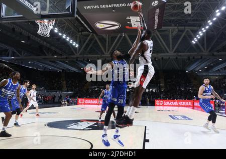 Bologna, Italien, 08. Mai 2022 - Q25(R) vereitelt von Michael Cobbins (Pallacanestro Germani Brescia) während der Serie A1 italienischen LBA Basketball-Meisterschaft Spiel Segafredo Virtus Bologna gegen. Pallacanestro Germani Brescia in der Segafredo Arena - Bologna, 08. Mai 2022 - Foto: Michele Nucci Stockfoto