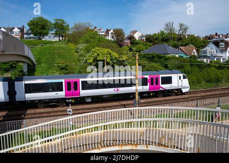 Neuer Zug der Klasse 720 C2C auf einer Testfahrt in der Nähe von Chalkwell & Leigh on Sea, Essex, Großbritannien. Elektrifizierte London Southend Railway, betrieben von Trenitalia. Fußgängerbrücke Stockfoto