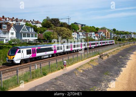 Neuer Zug der Klasse 720 C2C auf einem Testlauf in Chalkwell, Southend on Sea, Essex, Großbritannien. Electrified London Southend Railway, betrieben von Trenitalia c2c Stockfoto