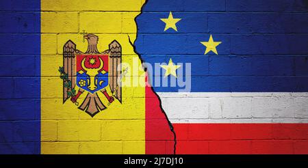 Rissige Ziegelwand mit einer Flagge der Republik Moldau auf der linken Seite und einer Flagge der Gagausia auf der rechten Seite bemalt. Stockfoto