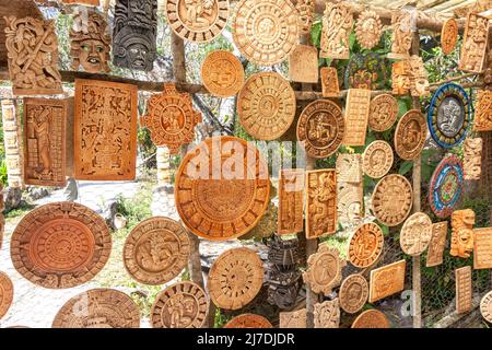 Keramik mexikanischen aztekischen Kalender & Maske Kunstwerke, Maya Bee Sanctuary, Carr Transversal, Cozumel, Quintana Roo, Mexiko Stockfoto