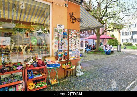 Freiburg, Deutschland - April 2022: Souvenirshop mit lokalen Postkarten und Kühlschrankmagneten Stockfoto