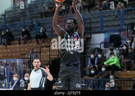 PalaRadi, Cremona, Italien, 08. Mai 2022, Ismael Sanogo (Vanoli Cremona) während der Vanoli Basket Cremona gegen Dolomiti Energia Trentino - Italienische Basketball A Serie Championship Stockfoto