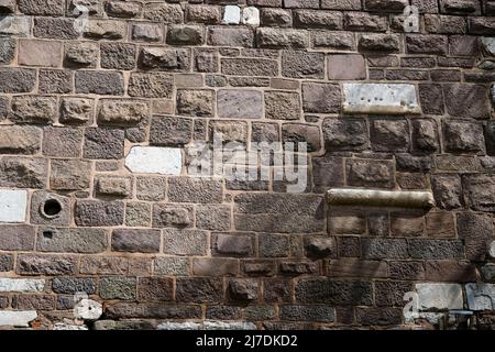 Im 8.. Und 9.. Jahrhundert wurden Marmorblöcke römischer Monumente, Säulenhauptstädte, Marmorrinnen von Wasserstraßen verwendet, um die Burg von Ankara zu reparieren. vi Stockfoto