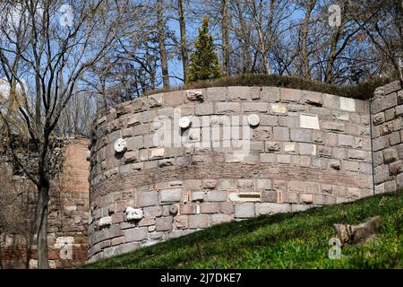 Im 8.. Und 9.. Jahrhundert wurden Marmorblöcke römischer Monumente, Säulenhauptstädte, Marmorrinnen von Wasserstraßen verwendet, um die Burg von Ankara zu reparieren. vi Stockfoto