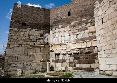 Im 8.. Und 9.. Jahrhundert wurden Marmorblöcke römischer Monumente, Säulenhauptstädte, Marmorrinnen von Wasserstraßen verwendet, um die Burg von Ankara zu reparieren. vi Stockfoto