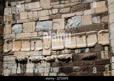 Im 8.. Und 9.. Jahrhundert wurden Marmorblöcke römischer Monumente, Säulenhauptstädte, Marmorrinnen von Wasserstraßen verwendet, um die Burg von Ankara zu reparieren. vi Stockfoto