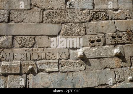 Im 8.. Und 9.. Jahrhundert wurden Marmorblöcke römischer Monumente, Säulenhauptstädte, Marmorrinnen von Wasserstraßen verwendet, um die Burg von Ankara zu reparieren. vi Stockfoto