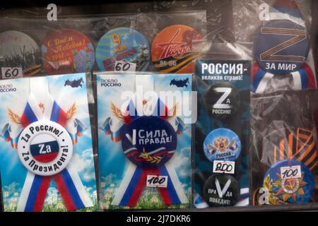 Moskau, Russland. 7.. Mai 2022. Nahaufnahme von patriotischen Souvenirs, die im Schaufenster des Zeitungskiosks im Zentrum von Moskau, Russland, verkauft werden Stockfoto
