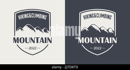 Vector Ventage Etiketten mit handgezeichneten Bergen. 2022. Illustration für Skigebiet, Wandern, Klettern, Mountainbiken Logo Set. Winter Wird Gezeichnet Stock Vektor