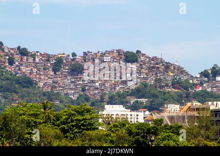 Rocinha Favela von der Rodrigo de Freitas Lagune in Rio de Janeiro aus gesehen. Stockfoto