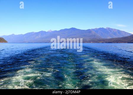 Eine Fähre wacht auf dem Kootenay Lake mit den Purcell Mountains im Hintergrund zwischen Kootenay Bay und Balfour British Columbia, Kanada. Stockfoto