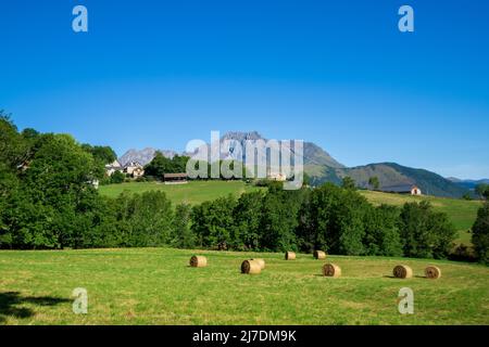 ENS, eine typische Kleinstadt in den französischen pyrenäen. Im Hintergrund das Arbizon-Massiv an einem Sommertag mit einem klaren blauen Himmel Stockfoto