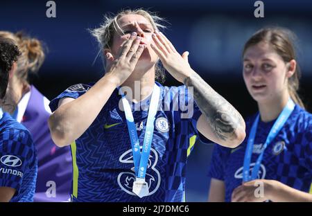 Kington upon Thames, England, 8.. Mai 2022. Millie Bright aus Chelsea feiert während des Spiels der FA Women's Super League in Kingsmeadow, Kington upon Thames. Bildnachweis sollte lauten: Paul Terry / Sportimage Stockfoto