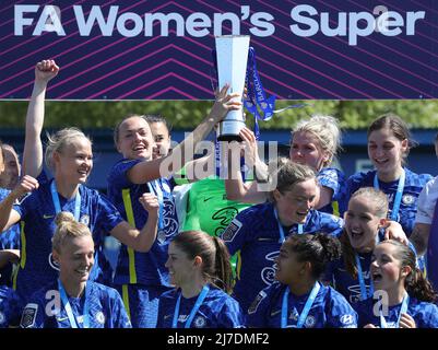 Kington upon Thames, England, 8.. Mai 2022. Magdalena Eriksson und Millie Bright von Chelsea heben die Trophäe an und feiern mit ihren Teamkollegen, nachdem sie die Womens Super League nach dem FA Women's Super League-Spiel in Kingsmeadow, Kington upon Thames, gewonnen haben. Bildnachweis sollte lauten: Paul Terry / Sportimage Stockfoto