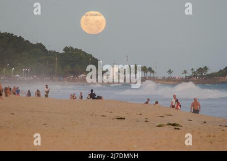 Vollmondaufgang vom strand von ipanema in Rio de Janeiro, Brasilien - 16. April 2022: Wunderschöner Mondaufgang am späten Nachmittag am strand von ipanema in Stockfoto