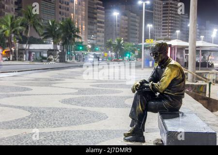 Statue des Dichters von Carlos Drummond de Andrade an der Couba in Rio de Janeiro Brasilien - 06. März 2022: Statue von Carlos drummond de Andrade in Rio Stockfoto