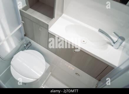 Modern und elegant Klasse B Wohnmobil Van Wohnmobil Wohnmobil Badezimmer mit Dusche. Stockfoto