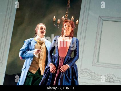 Grant Doyle (Figaro), Kitty Whately (Rosina) im BARBIER VON SEVILLA von Rossini im Hackney Empire, London E8 08/03/2012 an English Touring Opera Production Conductor: Paul McGrath Design: Rhys Jarman Lighting: Guy Hoare Regie: Thomas Guthrie Stockfoto