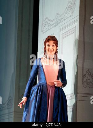 Kitty Whately (Rosina) im BARBIER VON SEVILLA von Rossini im Hackney Empire, London E8 08/03/2012 an English Touring Opera Production Conductor: Paul McGrath Design: Rhys Jarman Lighting: Guy Hoare Regie: Thomas Guthrie Stockfoto