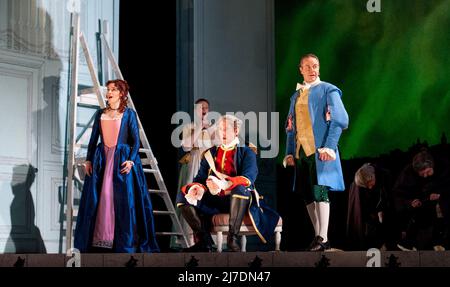 Front, l-r: Kitty Whately (Rosina), Nichola Sharratt (Count Almaviva), Grant Doyle (Figaro) im BARBIER VON SEVILLA von Rossini im Hackney Empire, London E8 08/03/2012 an English Touring Opera Produktionsleiter: Paul McGrath Design: Rhys Jarman Beleuchtung: Guy Hoare Regie: Thomas Guthrie Stockfoto