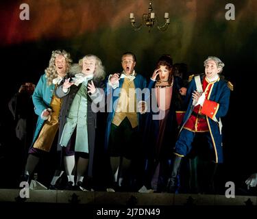 l-r: Andrew Slater (Bartolo), Alan Fairs (Basilio), Grant Doyle (Figaro), Kitty Whately (Rosina), Nichola Sharratt (Count Almaviva) im BARBIER VON SEVILLA von Rossini im Hackney Empire, London E8 08/03/2012 an English Touring Opera Production Conductor: Paul McGrath Design: Rhys Jarman Lighting: Guy Hoare Regie: Thomas Guthrie Stockfoto