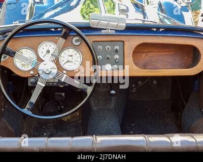 Oldtimer-Armaturenbrett aus Holz eines alten Autos Stockfoto