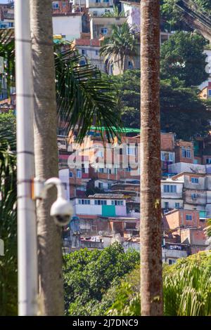 Santa Marta Favela vom Botafogo-Viertel in Rio de Janeiro aus gesehen. Stockfoto