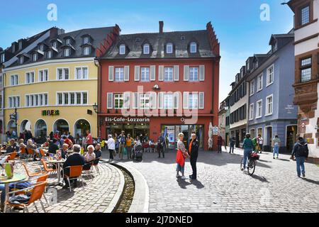 Freiburg, Deutschland - April 2022: Rathausplatz in der Altstadt Stockfoto