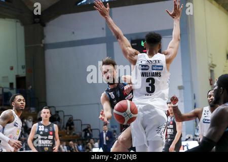 PalaRadi, Cremona, Italien, 08. Mai 2022, VGiuseppe Poeta Geweih während der Vanoli Basket Cremona gegen Dolomiti Energia Trentino - Italienische Basketball A Serie Championship Stockfoto