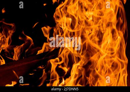 Nahaufnahme des brennenden Holzes in einem Kamin Stockfoto