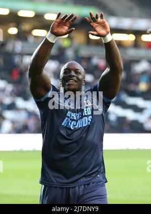 Adebayo Akinfenwa von Wycombe Wanderers feiert das Erreichen des Finales nach der Sky Bet League ein Play-off-Halbfinale, zweites Beinspiel im Stadium MK, Milton Keynes. Bilddatum: Sonntag, 8. Mai 2022. Stockfoto