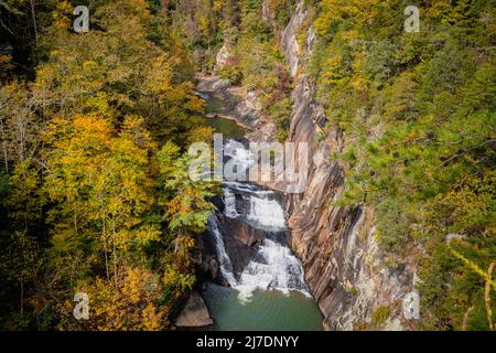 Tallulah Falls Wasserfall in einer Schlucht im Herbst, Tallulah Gorge State Park, Georgia Stockfoto
