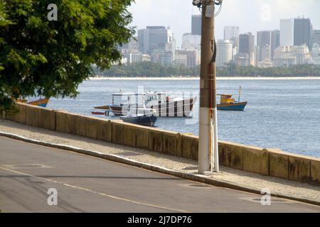 Boote in Guanabara Bay, von Mureta da Urca in Rio de Janeiro, Brasilien - 10. April 2022: Boote, die in Guanabara Bay, von Urca neighbourhoo aus gesehen, festgemacht sind Stockfoto