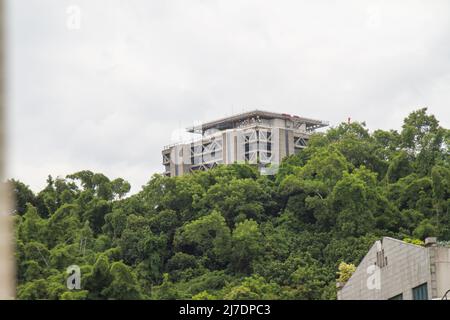 Rio Sul Mall Tower in Rio de Janeiro Brasilien - 07. Februar 2022: Rio Sul Mall Tower von der Nachbarschaft der Paco in Rio de Janeiro aus gesehen. Stockfoto