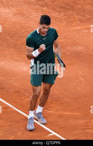 Madrid, Spanien, 08. Mai 2022, Carlos Alcaraz Garfia aus Spanien beim Finale der Mutua Madrid Open gegen Alexander Zverev aus Deutschland im Manolo Santana Stadium in Madrid. Carlos Alcaraz besiegt Alexander Zverev (6-3,6-1) Stockfoto